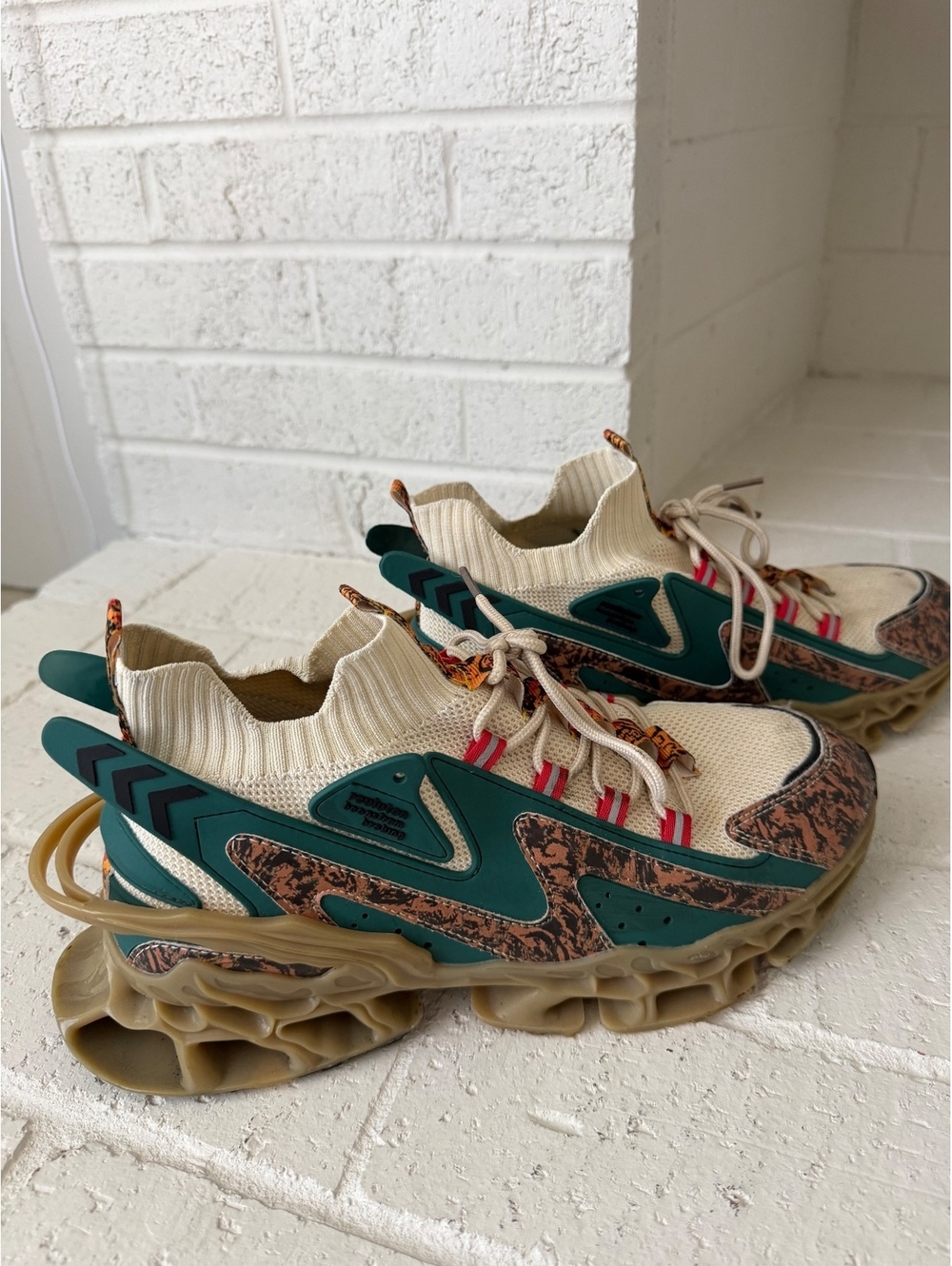 Men's Fashion Sneakers with Unique Textured Sole and Mixed Material Upper Size 9